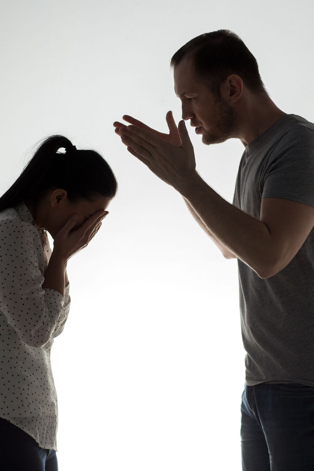 signs your husband is manipulating you